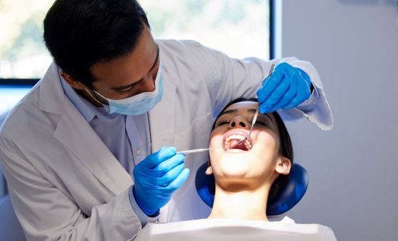 Profesional de Clínica Dental Aurora atendiendo a una paciente